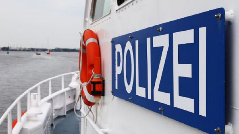 Ein Binnenschiff trieb führerlos auf der Ems. Die Wasserschutzpolizei ermittelt. /RZ  © Archiv