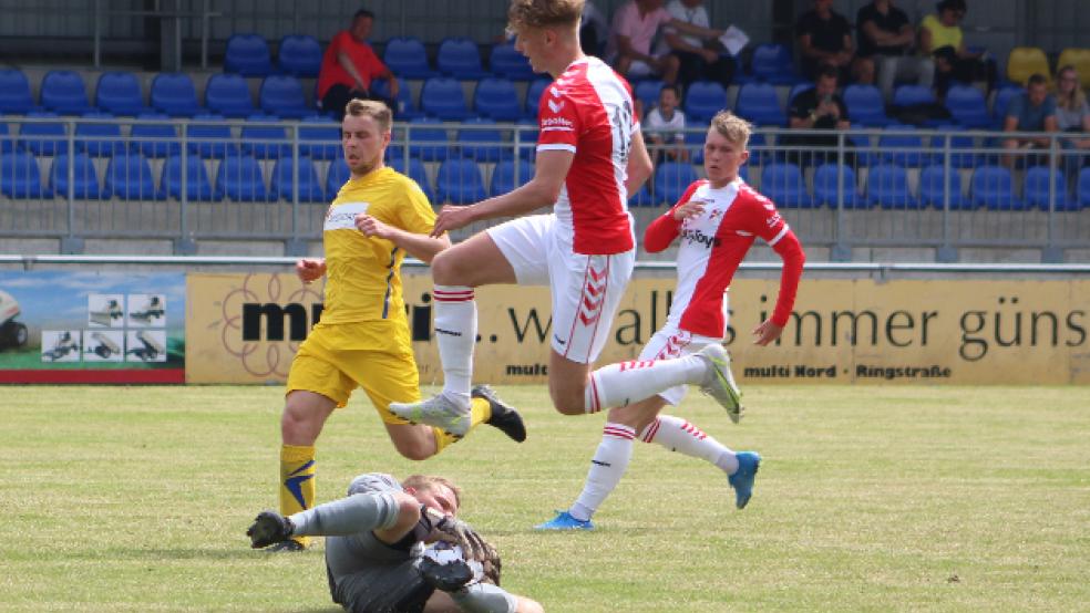 Der VfL Germania Leer zeigte gegen den FC Emmen gerade in der ersten Halbzeit eine ansprechende Leistung. © Berents