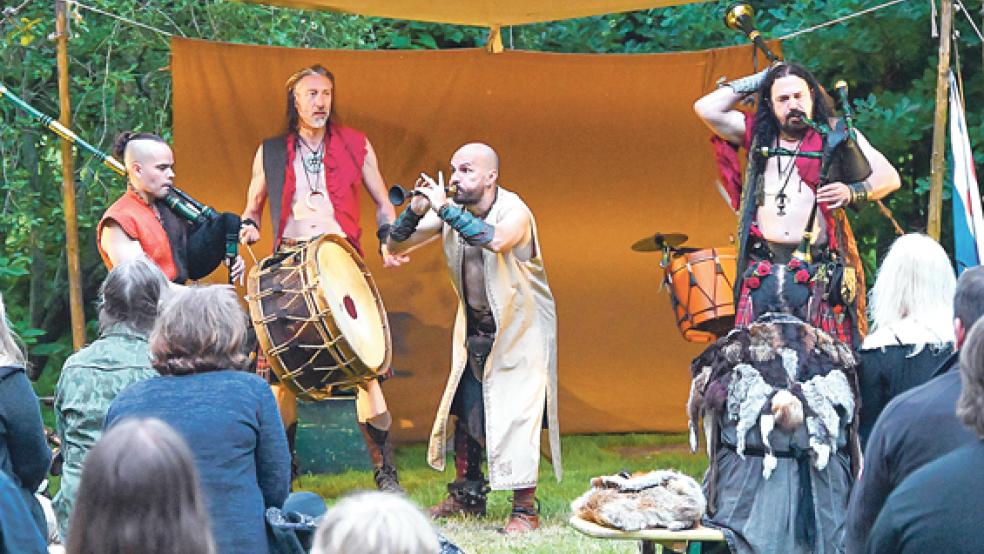 Die Musiker von »Corvus Corax« in Aktion beim Gartenkonzert am Emsdeich in Kirchborgum.  © Bruins