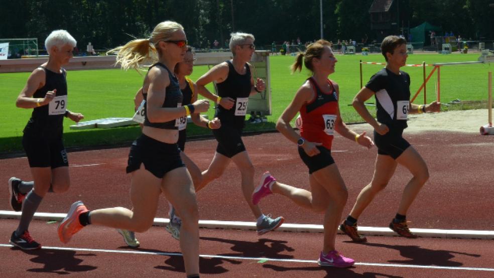 Wiebke Kuiper (vorne in schwarz mit Brille) und Insa Franzen (zweite von rechts) erzielten beim 5000-Meter-Lauf in der Altersklasse 35 den zweiten und dritten Platz. © Ammermann