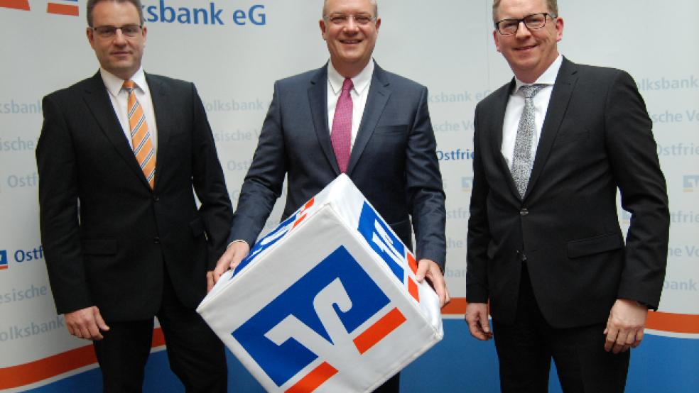 Der Vorstand der Genossenschaftsbank wird voerst nur noch aus (von links) Georg Alder und Holger Franz bestehen. Joachim Fecht (rechts) scheidet Ende September aus. © Archivfoto: Hoegen