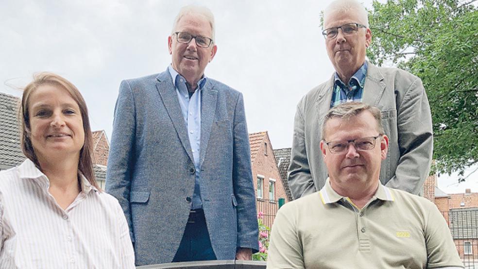 Hanna Koenen (Geschäftsführerin der Diakoniestation) sowie Anno Steevens, Karlheinz Hinderks und Bernhard Ostendorp (sitzend) vom geschäftsführenden Vorstand der Diakoniestation in Weener wollen die soziale Einrichtung zukunftssicher machen.  © Foto: Boelmann
