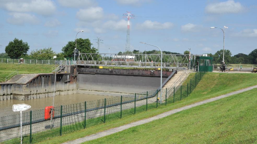 Im Schleusenvorhafen in Papenburg kam es gestern zu einem Schiffsunfall. © Schade (Archiv)