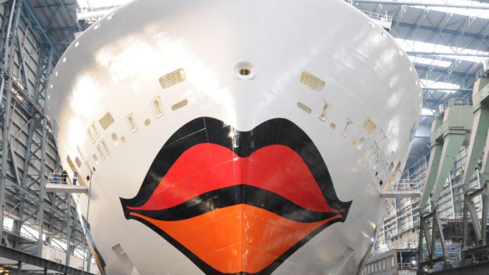 Das Kreuzfahrtschiff »Aida Cosma« verlässt in wenigen Tagen die Baudockhalle der Meyer Werft. Das Foto zeigt das nahezu baugleiche Schwesterschiff »Aida Nova«. © Foto: Assies