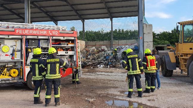 Kleinere Menge Abfall in Brand geraten