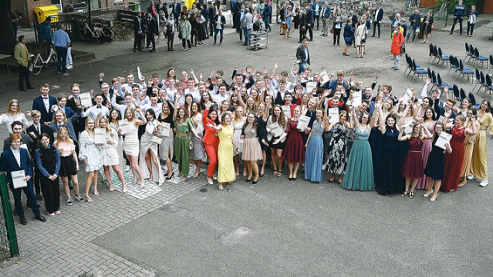 In bester Laune: Die 98 Abiturienten des Teletta-Groß-Gymnasiums in Leer. Nach Ende des offiziellen Teils waren alle zu einem Sektempfang auf dem Schulhof eingeladen. Die Zeugnisübergabe fand Corona-konform unter freiem Himmel statt.  © Foto: Klemmer