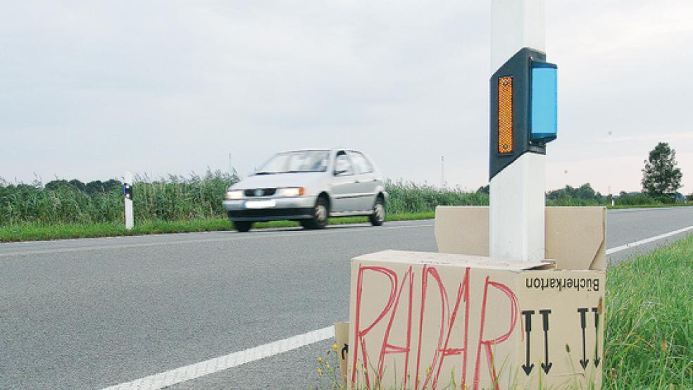 Im ersten Halbjahr sind rund 370.000 Euro durch Geschwindigkeitsverstöße in die Kasse des Landkreises Leer geflossen. Auch an der Bundesstraße 436 zwischen Leer und Weener wird »geblitzt«.  © Archivfoto: Boelmann