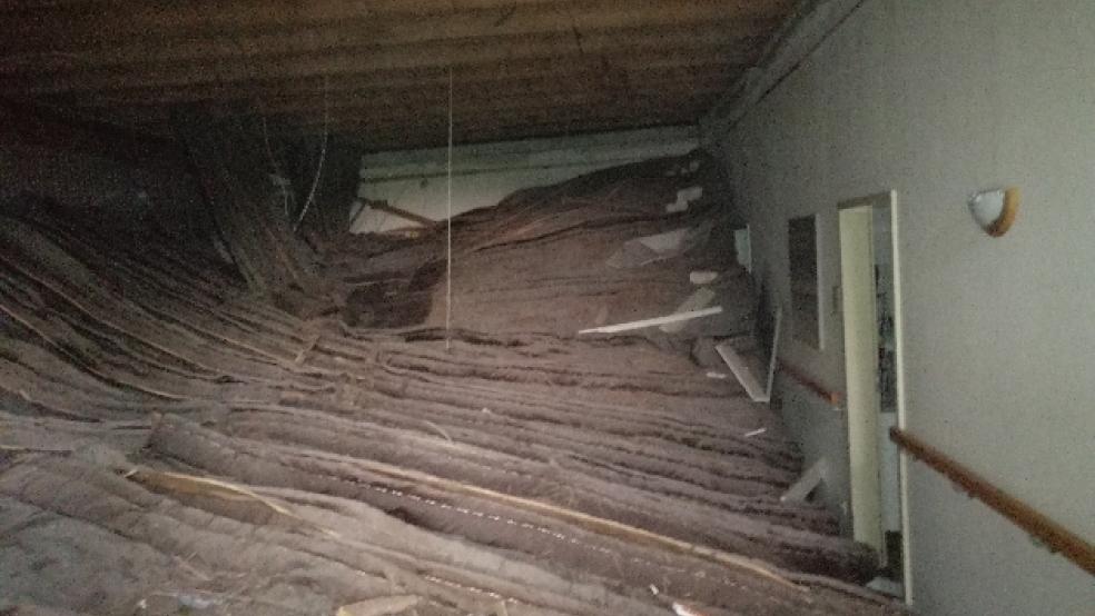 Eine halbe Stunde vor dem Einsturz der Zwischendecke hatten Bewohner und Betreuungskräfte sich noch zum Abendessen in dem Gruppenraum befunden. © Foto: Kreisfeuerwehr Aurich