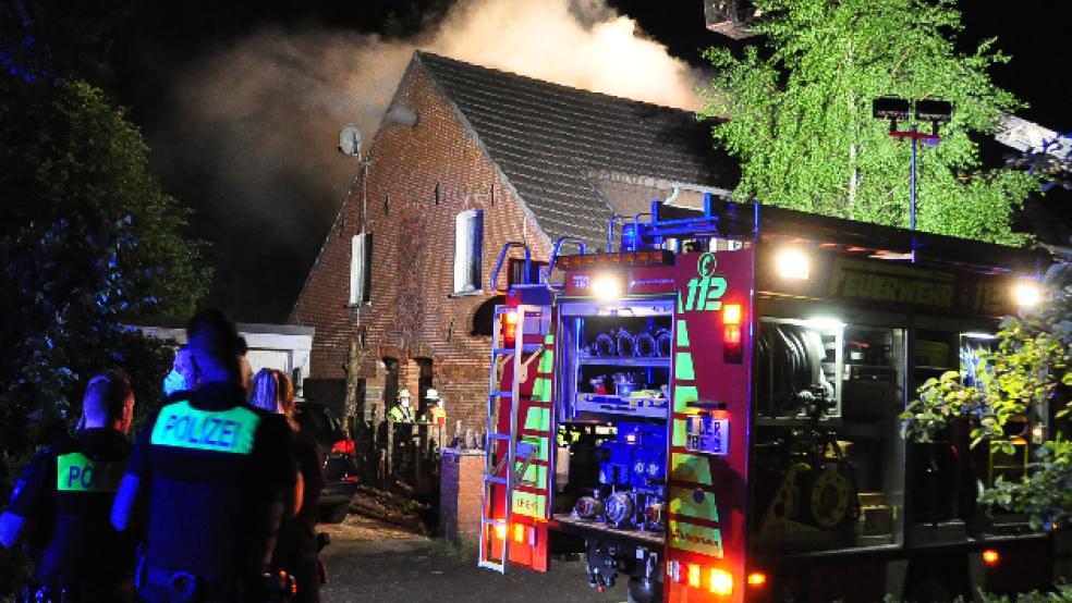In der Nacht zum 21. Juni kam ein 54-jähriger Mann in dem brennenden Haus am Westerende in Leer ums Leben. Er starb an den Folgen einer Rauchgasvergiftung, wie die Obduktion des Leichnams ergeben hat. © Foto: Wolters
