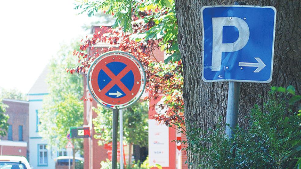Für den Stadtgarten, hier ein Blick in Richtung Marktstraße, hofft die Stadt auf Fördergelder für Neuanpflanzungen. Auch Hinweisschilder in der Innenstadt, vielleicht auch das schon arg verbogene Parkplatz-Schild links im Bild, sollen erneuert werden.<br />  © Foto: Hoegen