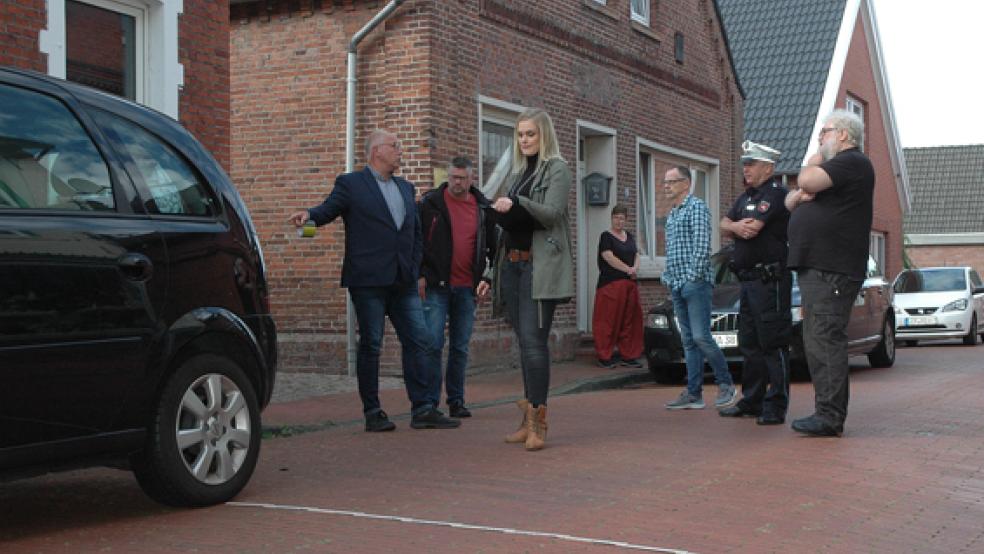 Das Thema »Parken im Ortskern« wurde im September 2019 auch bei einem Ortstermin mit Bürgermeister Hans-Peter Heikens (links) besprochen. Die Gemeinde sieht auch aktuell Bedarf für zusätzliche Stellflächen.  © Archivfoto: Szyska