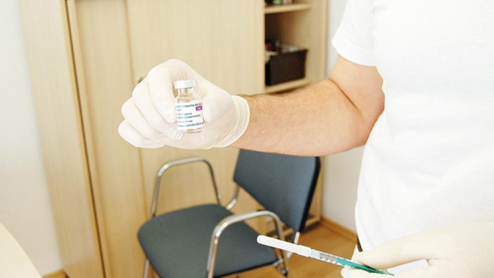 Die Impfungen für Minderjährige im Kreis Leer sollen vorangehen. Dafür setzt sich der Bunder Arzt Holger Plochg ein.  © Foto: Hoegen
