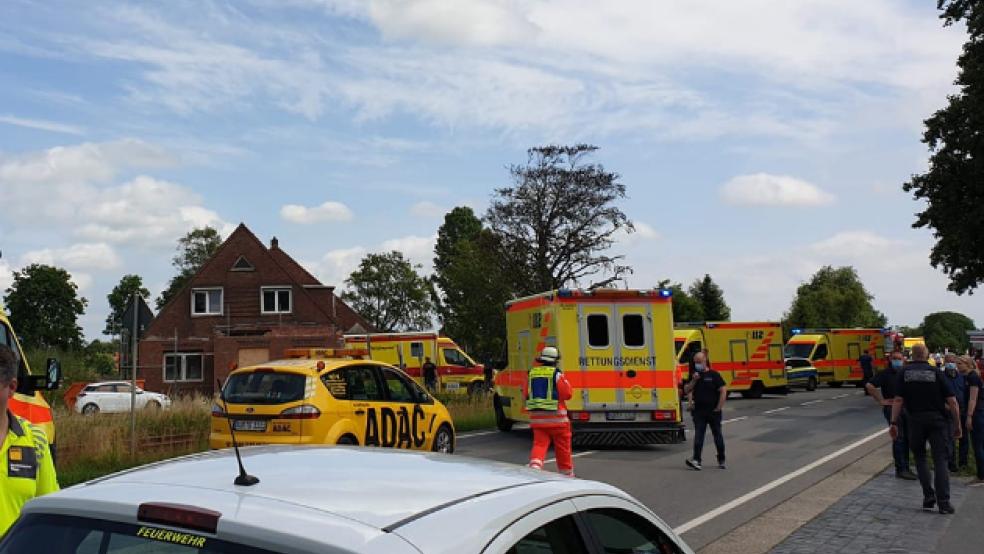 Die Bundesstraße wurde mit mehreren Feuerwehrfahrzeugen beidseitig gesperrt. © Foto: Feuerwehr