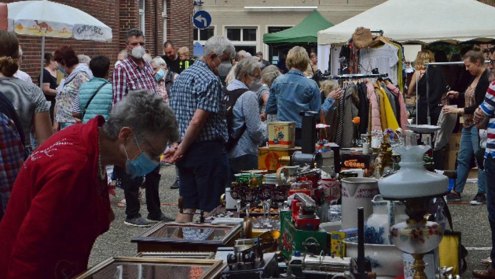 Der Trödelmarkt zog schon vor der eigentlichen Eröffnung zahlreiche Schaulustige in die Leeraner Altstadt. © Foto: Ammermann