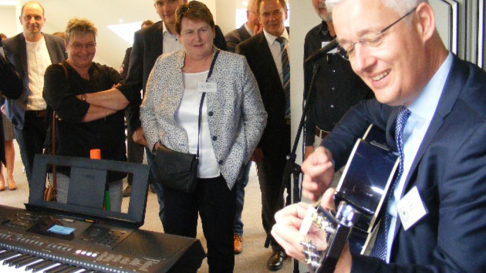 Landrat Matthias Groote griff zur Gitarre. Jugendbüro-Leiter Werner Hoffmann, CDU-Ratsfrau Annemarie Tuitjer, SPD-Bürgermeisterkandidat Uwe Sap, Landtagsabgeordnete Hanne Modder, Bürgermeister Gerald Sap und CDU-Ratsherr Gerhard Janßen (von links) waren sichtlich angetan. © Foto: Szyska