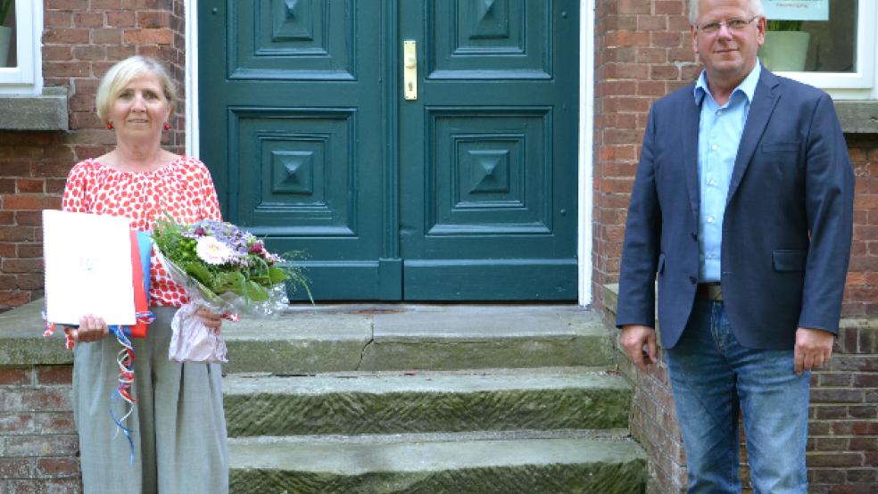 Bürgermeister Ludwig Sonnenberg bedankte sich bei Inge Kuper für ihr Pflichtbewusstsein und ihre Zuverlässigkeit. © Foto: Stadt Weener