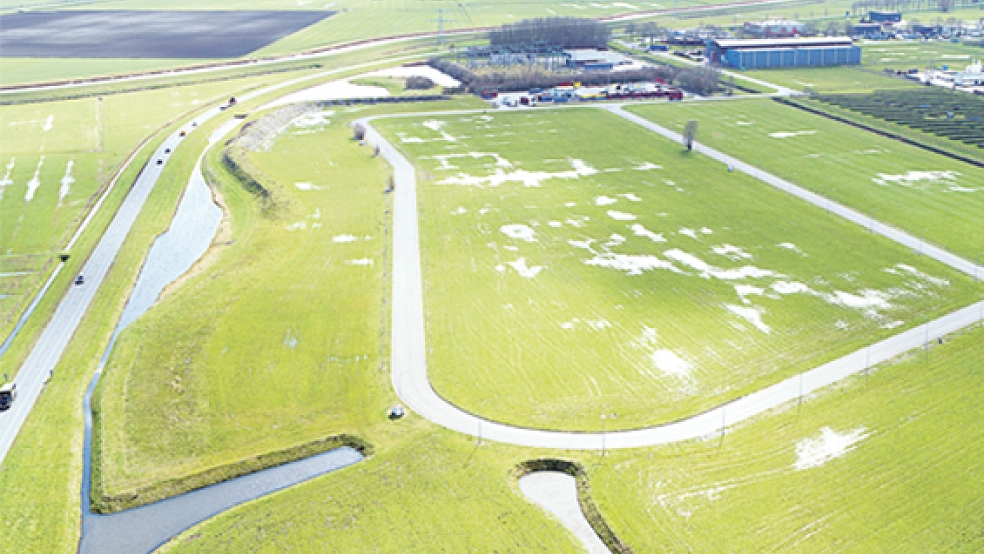Google hat in Winschoten eine 15 Hektar größe Fläche zwischen der östlichen Umgehungsstraße (links) und dem Ecotec-Solarpark (rechts) für angeblich drei Millionen Euro gekauft. .  © Foto: Gemeente Oldambt
