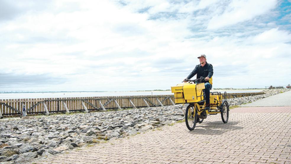 Andre Krandick, Postbote, verteilt Briefe und Pakete auf der ostfriesischen Insel Baltrum. |.  © Foto: Sina Schuldt (dpa)