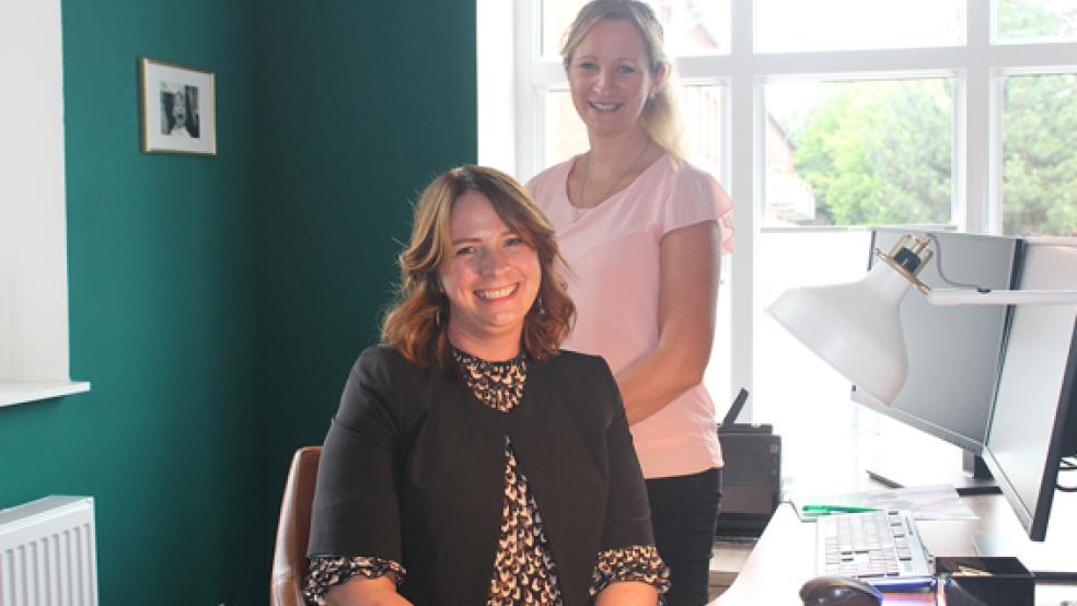 Gesa Schulte und Marion Maas (von links) waren jahrelang Kolleginnen bei einer großen Kanzlei in Leer.  © Foto: Berents