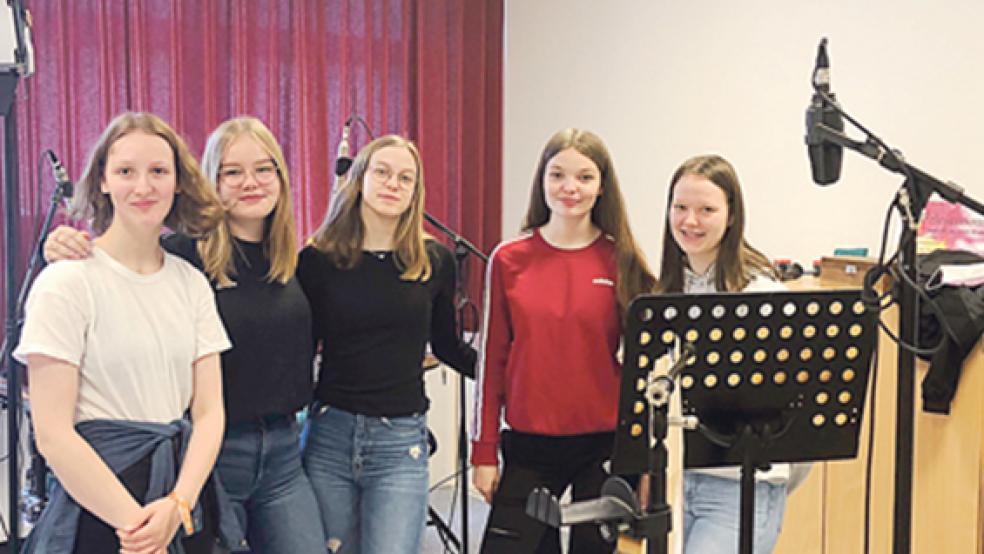 Die Schülerinnen des Wahlpflichtkurses Niederländisch haben ein Hörspiel für das Bogerman College in Sneek aufgenommen.  © Foto: privat