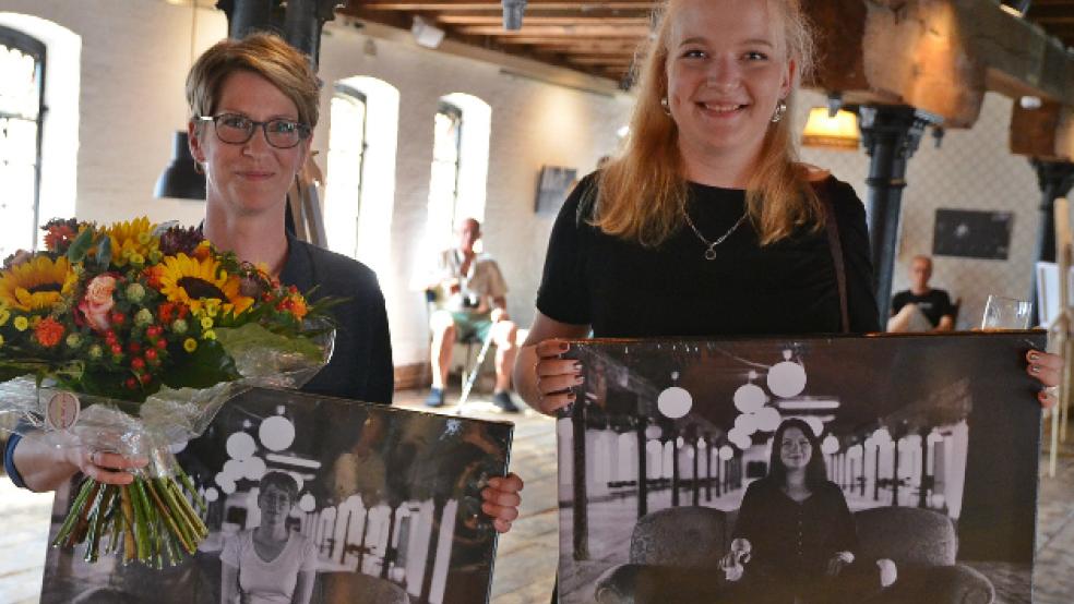 Geben der Krise ein Gesicht: Fotografin Akka Olthoff und Texterin Anna Koester freuen sich über die Eröffnung ihrer Ausstellung im Zollhaus. © Foto: Ammermann