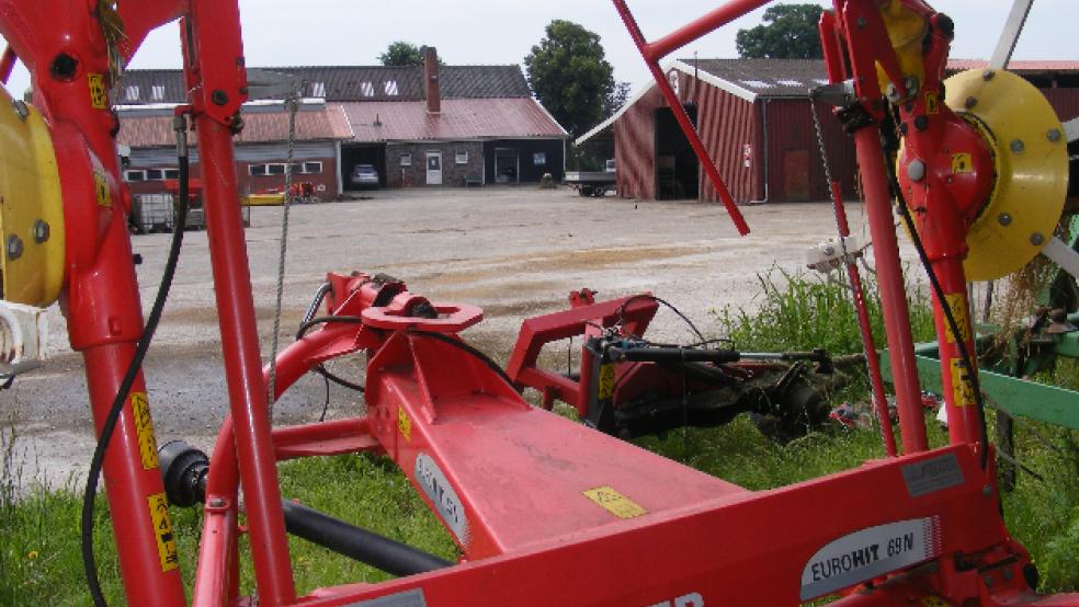Für das Lohnunternehmen Gruis in Böhmerwold ist die satellitengesteuerte Informationstechnik der landwirtschaftlichen Maschinen für die Wettbewerbsfähigkeit unverzichtbar. Doch der Anschluss an das Glasfasernetz lässt noch auf sich warten. © Foto: Szyska