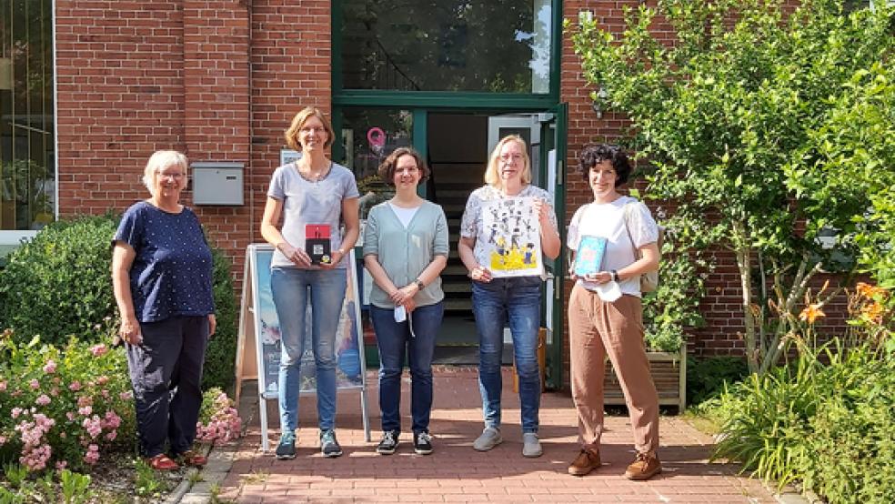 Gemeinsam aktiv für Leseförderung: Susanne Fockens, Sabrina Koetsier, Lucia Reinbold (beide Oberschule Weener), Anita Timmer und Annett Kochan (Oberschule Weener).  © Foto: privat