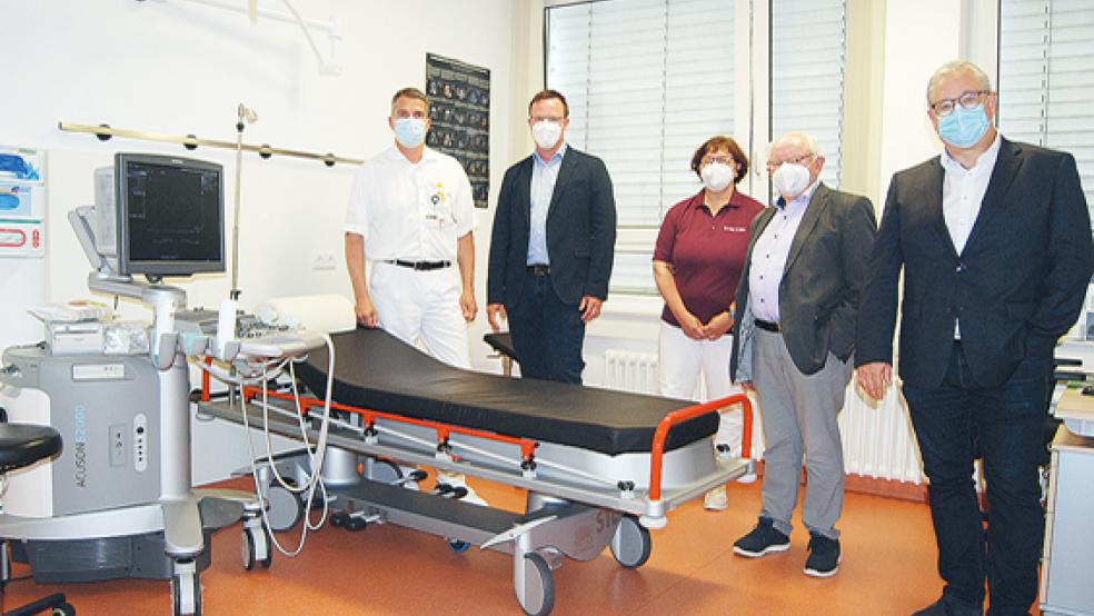 In einem der Untersuchungsräume der Klinik für Gefäßchirurgie (von links): Dr. Klaus Kayser, Dr. Timo Kaan, Dr. Stephanie Bross, Jakobus Baumann, Vorsitzender des Krankenhausvereins, und Klinikum-Geschäftsführer Holger Glienke.  © Foto: Hoegen