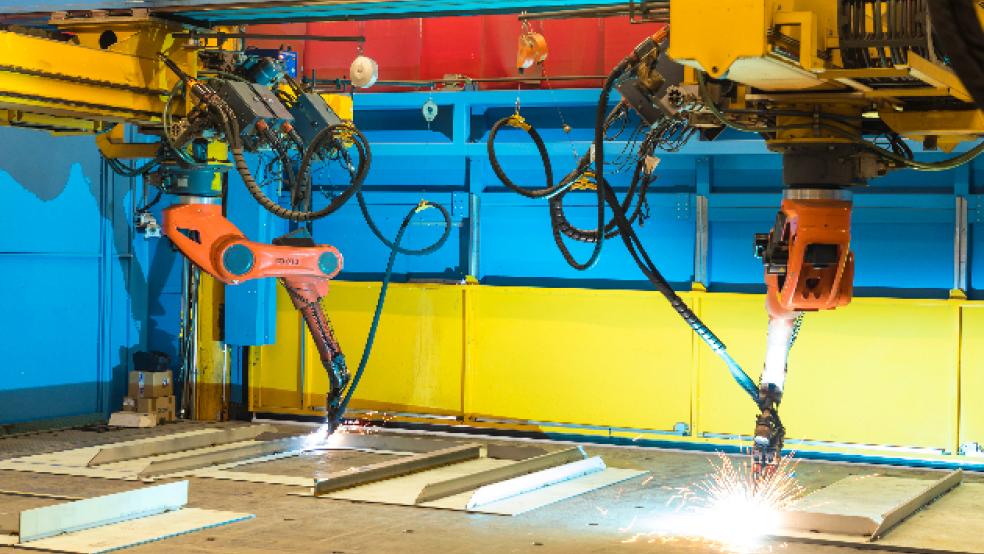 Im Laserzentrum kommen Schweißroboter zum Einsatz.  © Foto: Michael Wessels/Meyer Werft