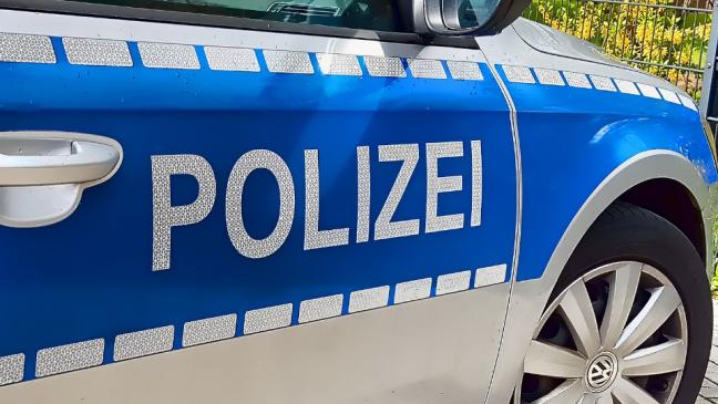 Auto prallt gegen Baum