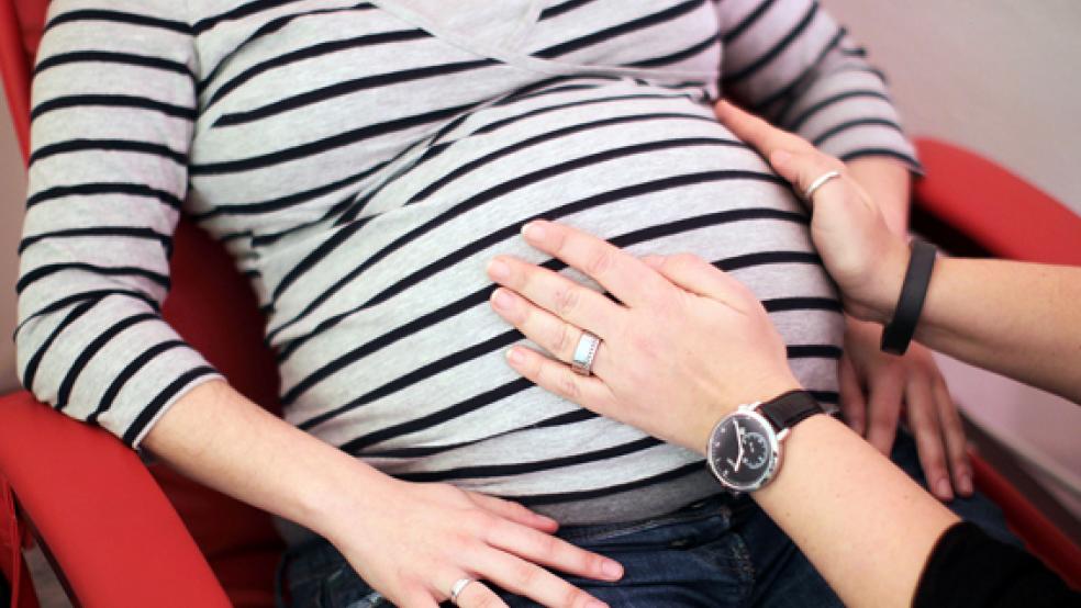 Bei der Vermittlung von Hebammen hilft die Hebammenzentrale des Gesundheitsamtes der Kreisverwaltung.  © Foto: dpa