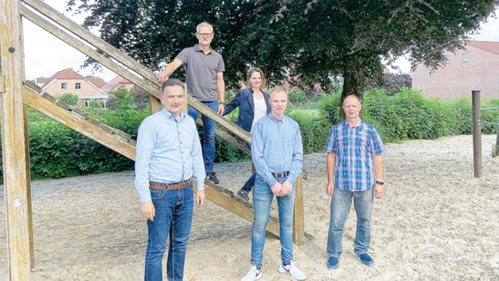 Im Gespräch mit dem SPD-Ortsverein Ditzumerverlaat: Bürgermeisterkandidat Uwe Sap (links unten) mit Ihno Stumpe, Johann Kutscher sowie (von links oben) Christan Reck und Anja Freesemann.  © Foto: privat