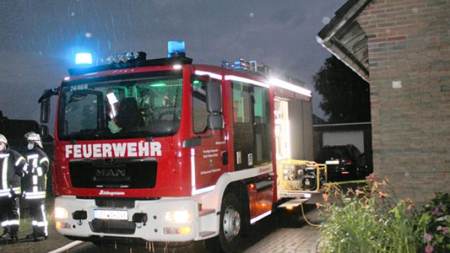 Keller steht einen Meter unter Wasser