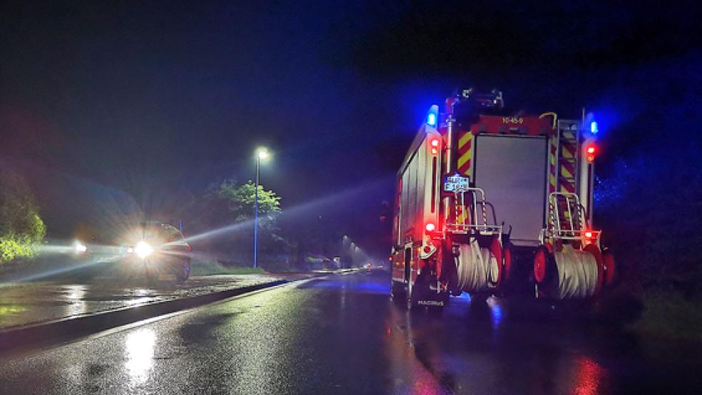 Ein verstopfter Graben ließ Wasser in ein Haus in Westerende-Kirchloog laufen.  © Foto: Erik Siemering/Feuerwehr