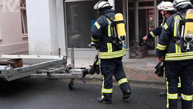 Pressluft schießt Pflaster aus dem Boden