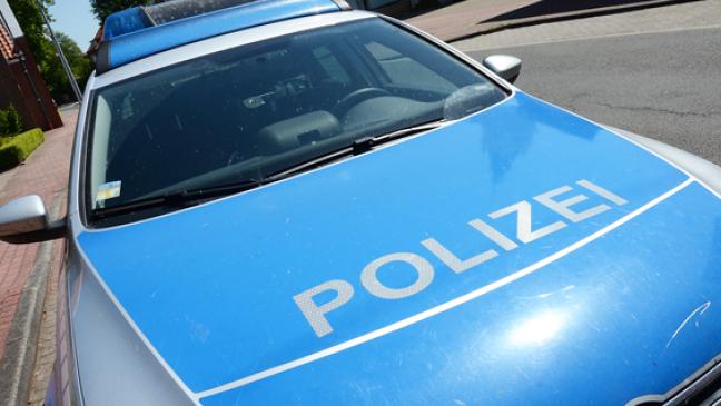 Container-Teile krachen gegen Auto