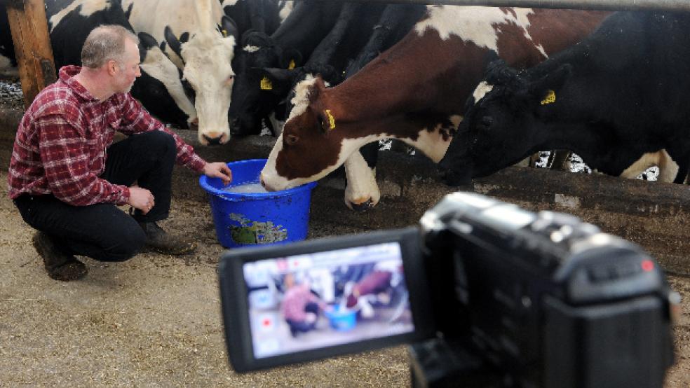 Amos Venema erklärt per Video im Internet die Welt rund um den Kuhstall. © Foto: Wagner (dpa)