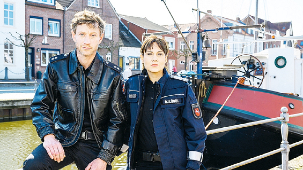 Am Hafen von Weener ist das Friesland-Team (hier die Hauptdarsteller Sophie Dal und Henk Cassens) im vergangenen Jahr für Dreharbeiten vor Anker gegangen.  © Foto: ZDF