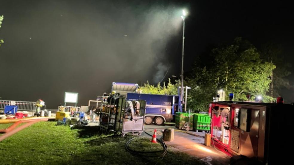 In der Nacht zu gestern pumpte die Bergungsgruppe des Leeraner THW-Ortsverbandes an der Steinbachtalsperre südlich von Euskirchen Wasser über die Staumauer, um sie zu entlasten. © Foto: THW