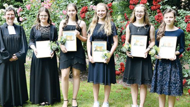 Konfirmanden bekommen Kochbuch zum Abschied