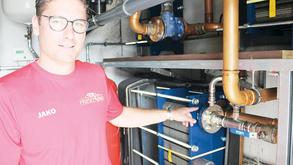 Markus Bakker zeigt auf den Haupt-Wärmetauscher. Dort wird das Wasser für das Becken des Friesenbades auf mindestens 28 Grad Celsius aufgeheizt.  © Fotos: Berents