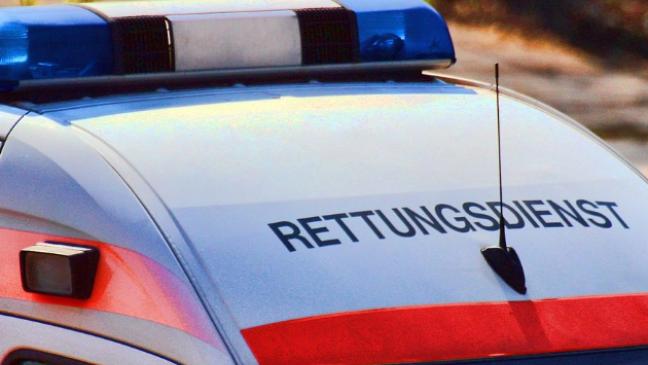Rollstuhlfahrer fährt betrunken in Straßengraben