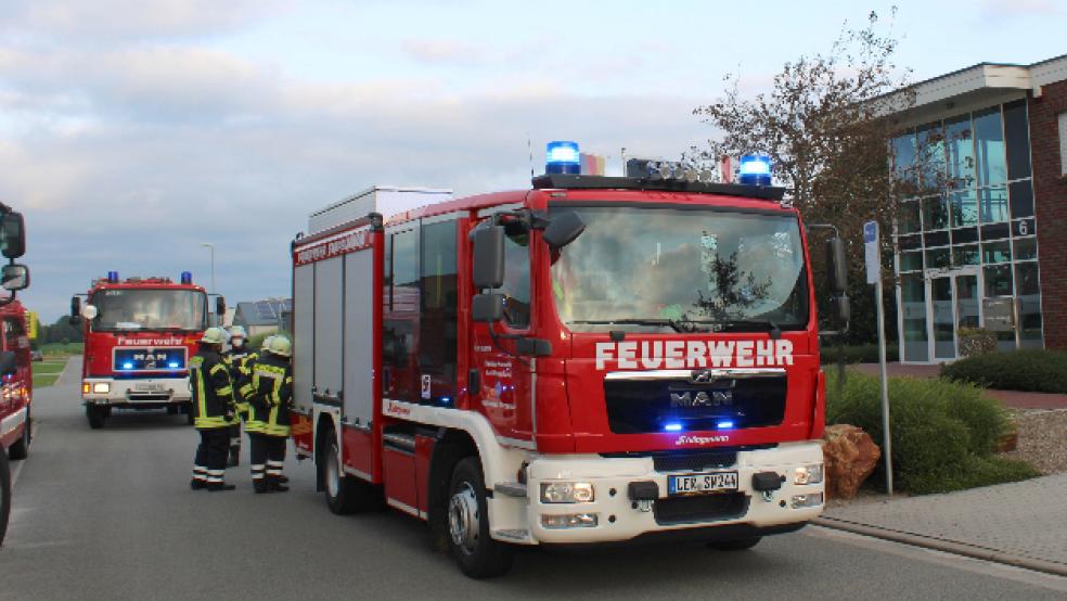 Die Feuerwehren Stapelmoor und Weener rückten gestern Abend ins Gewerbegebiet nach Stapelmoorerheide aus. © Rand/Feuerwehr