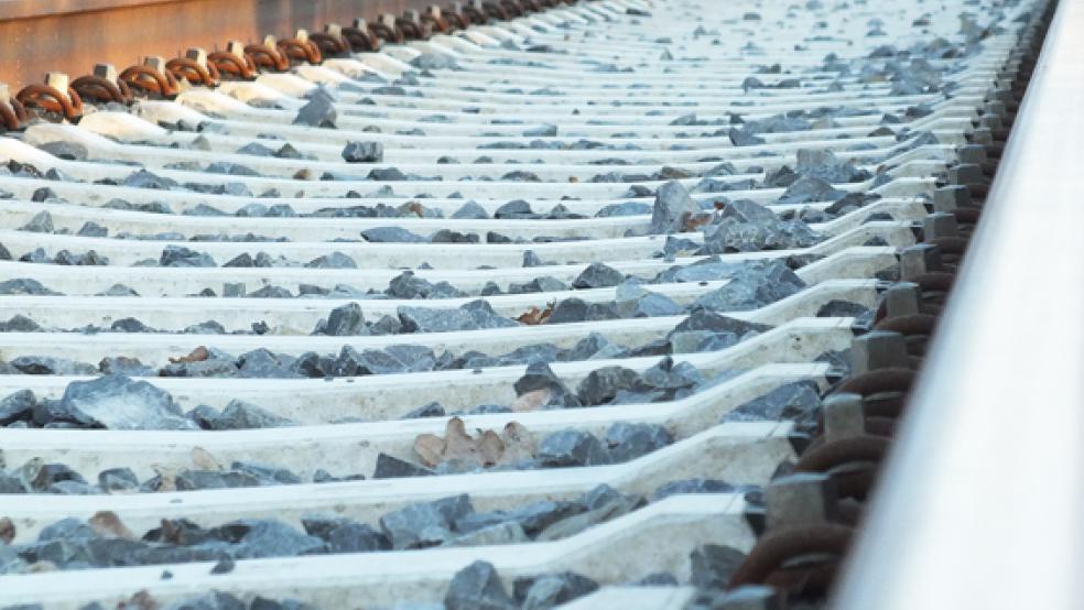 Lebensgefährlich: Ein Betrunkener nutzte die Bahngleisen bei Emden als Abkürzung.  © Foto: Bundespolizei