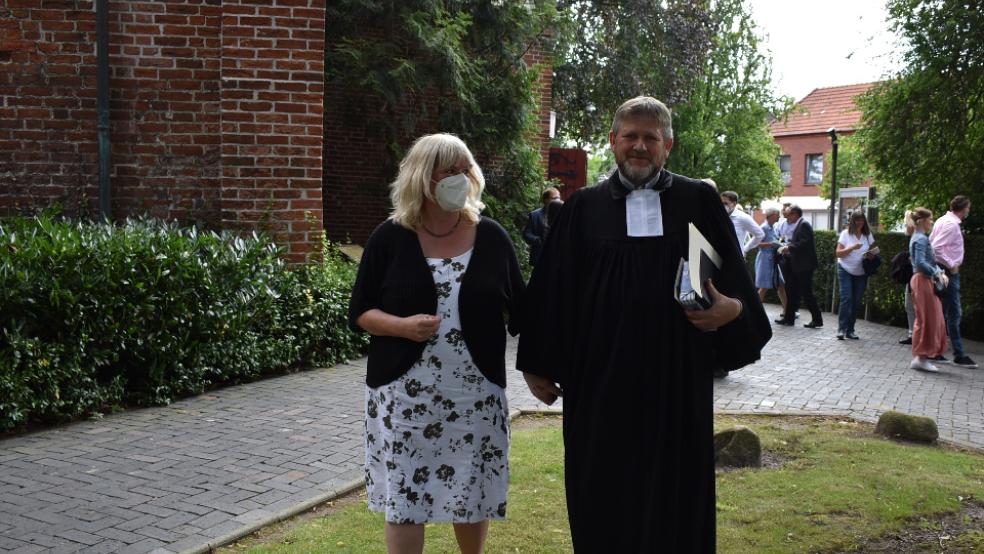 Am Sonntag verließ Pastor Helmut Not, hier mit seiner Frau Martina, zum letzten Mal als Gemeindepfarrer die Georgskirche.  © Kuper