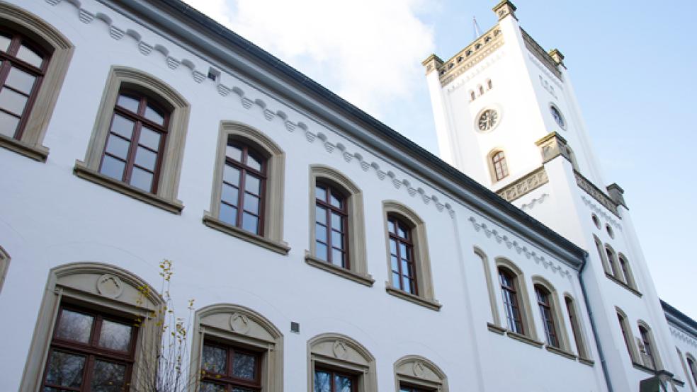 Vor dem Landgericht Aurich muss sich ein 38-jähriger Vietnamese nach tödlichen Messerstichen in Leer verantworten.  © Foto: Hanken