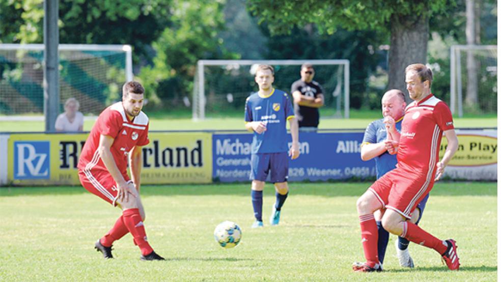 Die Jemgumer um Andre Karper (links) und Matthias Hilbrands (rechts) behielten gegen Weener II die Oberhand.  © Foto: Bruins