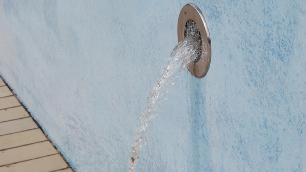 Dieses Wasser floss bei der Befüllung des Beckens des Friesenbades, eine Pumpe zur Umwälzung des Badewassers ist defekt und wird jetzt repariert.  © Archivfoto: Hoegen