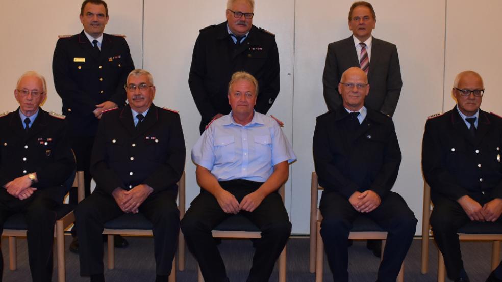 Fünf Mitglieder aus drei Ortswehren der Gemeinde Bunde wurden für ihre langjährige Treue zur Feuerwehr geehrt: (sitzend, von links) Theodor Klinkenborg (70 Jahre), Albert Smidt (50 Jahre) und Helmut Steinfelder (40), alle von der Feuerwehr Bunderhee, sowie Helmut Loger (Bunde) und Hermann Meyer (Wymeer-Boen), beide 40 Jahre Mitglied. Mit auf dem Foto sind (stehend von links) Kreisbrandmeister Johann Waten, Gemeindebrandmeister Ingfried Battermann und Bürgermeister Gerald Sap. © Foto: Kuper