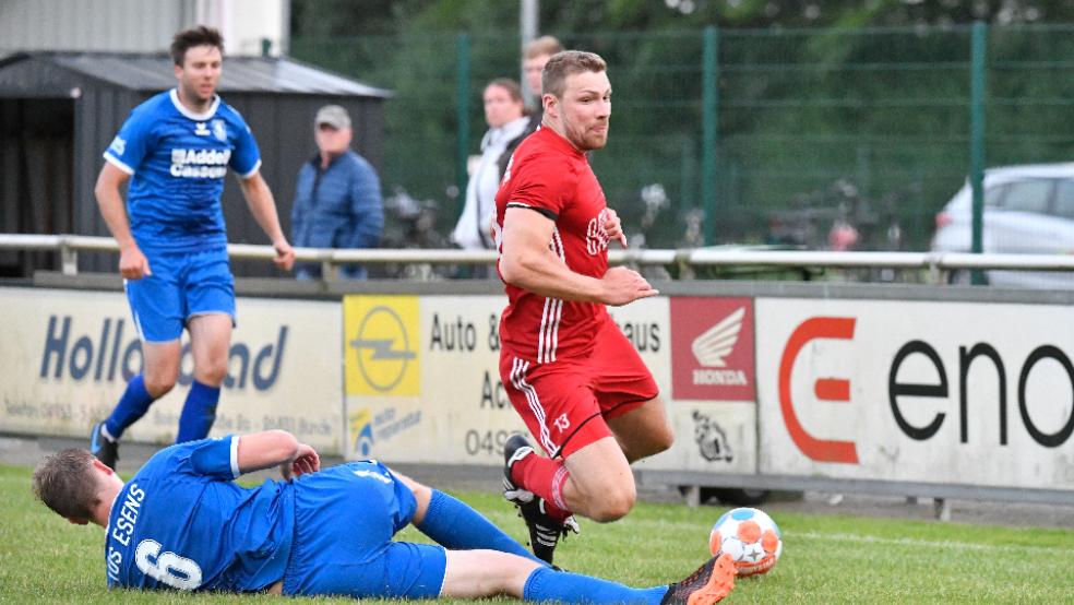 Bundes Torjäger Eike Schmidt (rechts) kommt hier nicht an TuS-Spieler Remko Til vorbei. Schmidts Tor zum 2:2 sollte am Ende nicht mehr reichen. © Foto: Bruins